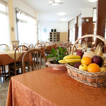 Hotel Milan Rosolina Mare Exteriör bild