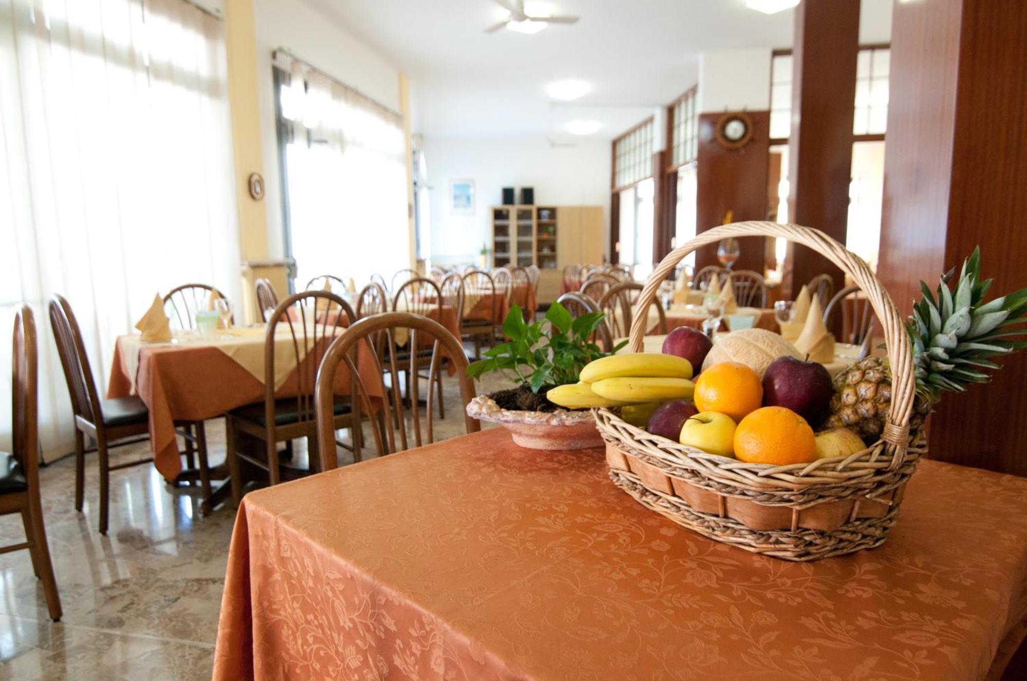 Hotel Milan Rosolina Mare Exteriör bild