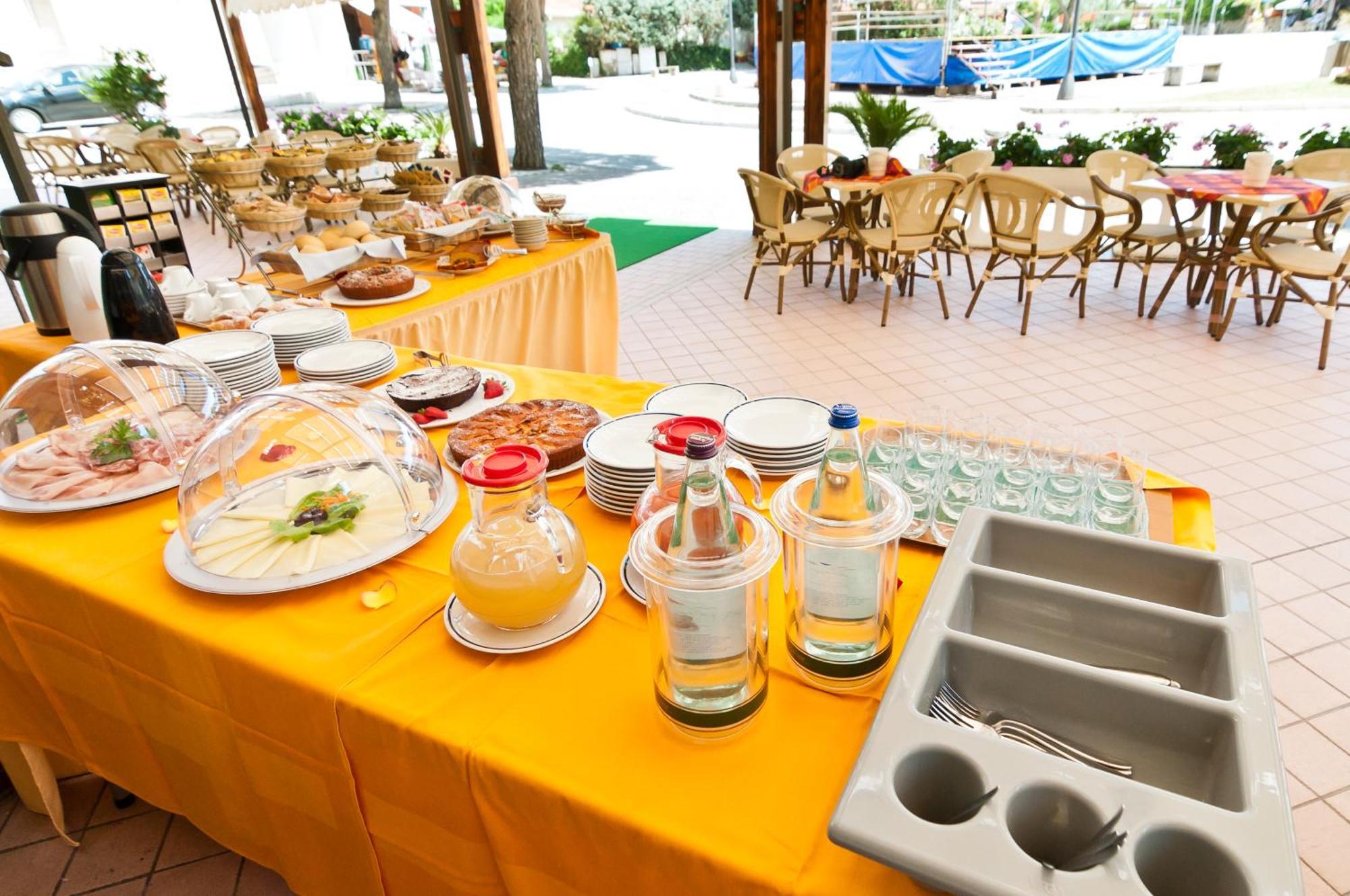 Hotel Milan Rosolina Mare Exteriör bild